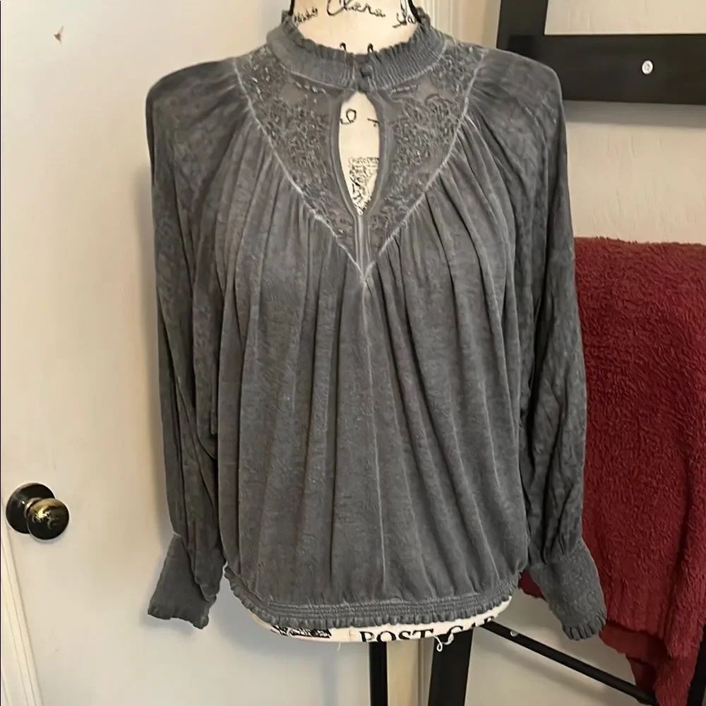 Gimmick BKE Gray Lace Detailed Keyhole Design Top Emo Goth Witchy Victorian